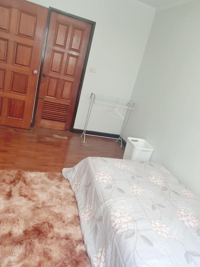 Kru Nat'S Bed & Breakfast W/ Private Rooms & Gym Bangkok Exteriör bild